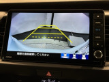 リバースギアに入れるだけで後方の表示へ切り替わります。夜間や雨の日の駐車も楽になりますよ。
