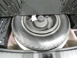 パンク修理剤とエアーポンプのセットです。スペアタイヤは装備していませんが空いたスペースを小物入れとして使用できます