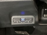 ハンドルの左下にETCがついています。高速道路の料金所の通過も楽々です!。 カードの取り出しもしやすい場所についています。