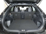 便利な6:4分割可倒式シートです。収納と乗車人数のバランスに優れています♪荷物の大きさに応じたラゲージスペースをフレキシブルに作り出せるので、シーンに応じた使い方ができます♪
