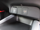 便利なUSBジャック・12V電源ソケットも付いています。周辺機器の充電にご利用頂けます。
