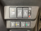 両側電動スライドドアは運転席から操作ができるよう、操作スイッチが付いています。Hondaセンシング用のVSA(ABS+TCS+横滑り抑制)解除と路外逸脱抑制機能のオンオフスイッチなどがあります。