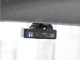 この車にはリアにもドライブレコーダーを装備しております◆映像・音声などを記録する自動車用の装置です。 もしもの事故の際の記録はもちろん、旅行の際の思い出としてドライブの映像を楽しむことができます。