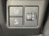 ハンドルの右側にはヘットライトリベライザーとHondaセンシング用のメインスイッチがついています。ヘッドライトリベライザーは道路状況や積荷の加重に応じてライトの高さを調節できます。