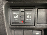 左右両側パワースライドドアが付いています。ワンタッチで簡単にお子様でも、お年寄りの方でも、開閉できますからとても便利です。キーレスや車内スイッチでも自動でドアの開閉ができます。