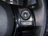 ステアリングスイッチ付きで、運転中に視線を前に向けたまま操作できます。