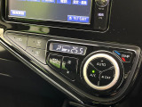 【オートエアコン】一度お好みの温度に設定すれば、車内の温度を検知し風量や温度を自動で調整。暑い&hellip;寒い&hellip;と何度もスイッチ操作をする必要はありません。快適な車内空間には必須の機能ですね♪