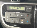 【オートエアコン】一度お好みの温度に設定すれば、車内の温度を検知し風量や温度を自動で調整。暑い&hellip;寒い&hellip;と何度もスイッチ操作をする必要はありません。快適な車内空間には必須の機能ですね♪