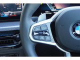 ドライバーが任意で設定した速度をベースに、先行車との車間距離を維持しながら自動で加減速を行い高速走行をサポート。車両停止や再加速も自動で行います