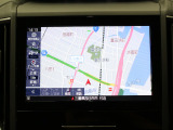 【純正8インチナビ】使いやすいナビ操作にオーディオ機能も充実!Bluetooth接続で運転中のハンズフリー電話や好みの音楽を車内に流す事が出来ます。