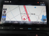 純正ナビ装着です。TVはフルセグでご覧いただけます。Bluetoothを接続することも可能です。