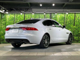 前方を走る車のルームミラーに映った時に一目でJAGUARと判るインパクトのあるデザイン。また、ヘッドライトのJブレードから後方にまで流れる彫刻的なデザインがジャガーの魅力です!