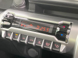 【オートエアコン】一度お好みの温度に設定すれば、車内の温度を検知し風量や温度を自動で調整。暑い&hellip;寒い&hellip;と何度もスイッチ操作をする必要はありません。快適な車内空間には必須の機能ですね♪