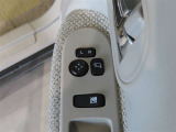 ドアミラーは電動格納式です。