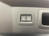 【パワーリアゲート】荷物を抱えた状態でもリアゲートの開閉が可能です!お買い物時やアウトドアの際に役立ちますね。