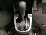 CVT車のセレクトレバーです。低速から高速まで、変速ショックのないスムーズな走りを実現するとともに、エンジン効率のよい領域を維持することで燃費にも貢献します。