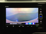 ギヤをR(バック)に入れるとナビの画面に後ろの映像が映るリアカメラ付です。後退時、コンディションが悪い視界でもカラーバックモニターがドライバーをサポートします。