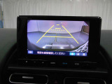 ガイド線表示機能付きのバックカメラで、バックでの車庫入れも安心です。
