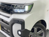 【LEDヘッドライト】悪天候や夜間走行時も良好な視界を確保し安心して運転できる高輝度LEDヘッドライトを装備!点灯速度が早く、消費電力も抑えられています。