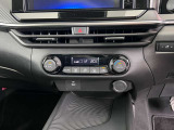 【オートエアコン】タッチパネル式オートエアコンで運転席周りの凹凸が少なくスッキリとしています。