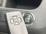 【スマートキー】カバンやポケットに入れたままでもドアの施錠・解錠が可能なスマートキーを装備。エンジンのオン・オフ時もカギを取り出す必要が無いからとっても便利です♪