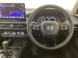 【ハンドル】運転にかかわる様々な操作を安全に行えるように視点移動が少なく操作性に配慮されたスイッチ類が凝縮されたコックピットです。