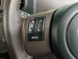 ステアリングには運転中でも簡単に操作できる各種スイッチついてます