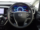 ハンドル左側にはオーディオ操作が出来るオーディオリモートコントロールスイッチ、右側にはHonda SENSINGとオートクルーズコントロールのスイッチを装備!