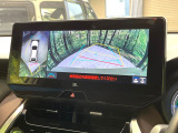 【パノラミックビューモニター】専用のカメラにより、上から見下ろしたような視点で360度クルマの周囲を確認することができます☆死角部分も確認しやすく、狭い場所での切り返しや駐車もスムーズに行えます。