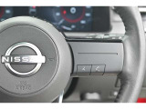 ステアリングスイッチ付き。手を離さずにさまざまな操作が可能です。