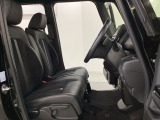 女性でも運転がしやすいように、シートの高さ調整機能(シートリフター)がついています。運転席と助手席の間が空いている為、助手席側への移動がスムーズです。交通量の多い道でも助手席側から乗り降りができます。