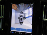 360&deg;ビューカメラ 車両の周囲に装備されている4個のカメラを使用して、車両を真上から見下ろしている画像を作成し、センターディスプレイに表示します。