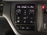 【左右独立オートエアコン】左右席で独立温度コントロールが可能です。運転席はキンキンに冷やして助手席はマイルドにと言った設定が可能です☆暑さ寒さでケンカすることもなくなりますね♪