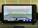 バックでの車庫入れも安心です! リアカメラが付いているバックモニター付のナビを装備しております。操作線もついており距離感も画面から確認できます。