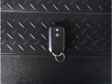 【スマートキー】鍵を持っているボタンを押すだけでエンジン始動。ドアの施錠もボタンを押すだけ。鍵は無くさない様にポケットに入れたまま。