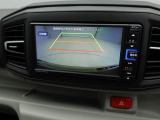 後退時に車両の後ろ側をモニター画面に表示します。車庫入れなどでバックする際に後方確認ができて便利です。車庫入れが苦手な人もこれで安心。