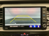 バックでの車庫入れも安心です! リアカメラが付いているバックモニター付のナビを装備しております。操作線もついており距離感も画面から確認できます。