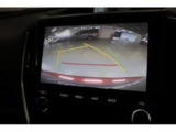バック時には、バックカメラの映像とバンパーに装着されたセンサーがドライバーに危険を知らせてくれます。また、速度リミッターが搭載されていますので、アクセルを踏み間違えてもブレーキが作動します。