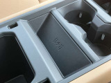 【ワイヤレスデバイスチャージング】スマートフォンなどの対応デバイスを置くだけで充電できるワイヤレスデバイスチャージングが搭載されています。車内のコンソール周りをすっきりと保つことができます。