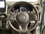 ハンドルにHondaセンシング系のクルーズコントロールやレーンキープアシストなどのスイッチと、オーディオの操作スイッチが装備されています。ハンドルから手を離さず安全に操作できます。