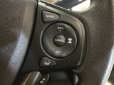 ハンドル右側にはクルーズコントロールのスイッチが装備され運転中の操作も安心して行えます。
