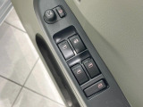 【電動格納ミラー】サイドミラーは電動格納式となっており、狭い駐車場でもキズがつくリスクを抑えられます。