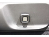 運転席にはパワーシートが付いており、細かいポジショニングやメモリーが可能です。体型を問わず、ドライビングポジションを設定することが可能です