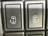 【両側パワースライドドア】スマートキーや運転席のスイッチで後席両側スライドドアの開閉が可能♪電動だから力を入れてドアを開ける必要が無く、小さなお子様でも簡単に開け閉めでき快適です♪