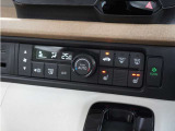 【オートエアコン】温度を設定すれば自動で快適な車内温度を保ちます。エアコン内部の高性能脱臭フィルターで車内のアレルゲンや花粉を除去。