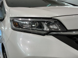 LEDヘッドライトは、点灯の瞬間から最大光量を発揮し、突然暗くなるトンネルなどでの安定感を高めます。