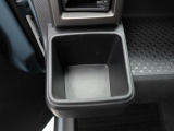 カップホルダーは運転席や助手席からちょうど手の届く位置です!!