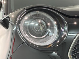 LEDヘッドライトは、点灯の瞬間から最大光量を発揮し、突然暗くなるトンネルなどでの安定感を高めます。