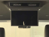 &rdquo;お子様がご機嫌斜めな時は後席モニターの出番!お気に入りのDVDを流せば渋滞や長距離移動もみんな快適♪もちろん、お子様だけでなく大人グループでお出かけの時にも◎後部座席に乗る人も退屈せずに過ごせます!