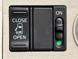 左側後部座席はパワースライドドアになっています。車内のスイッチで操作できるほか、車外からはワンタッチオープン、リモコン操作で予約ロック機能が操作できます。